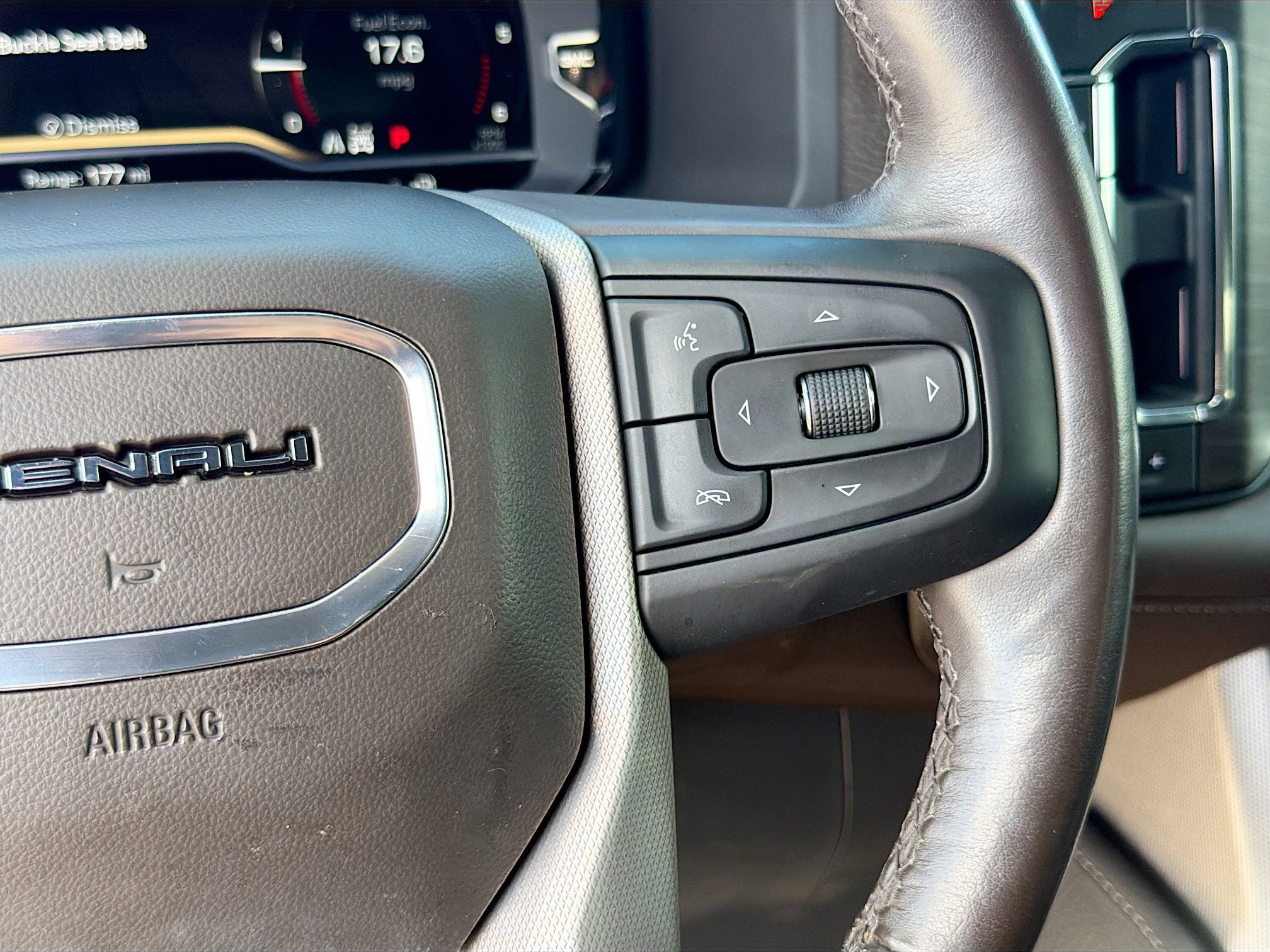 Used 2022 White Frost Tricoat GMC Denali image 41