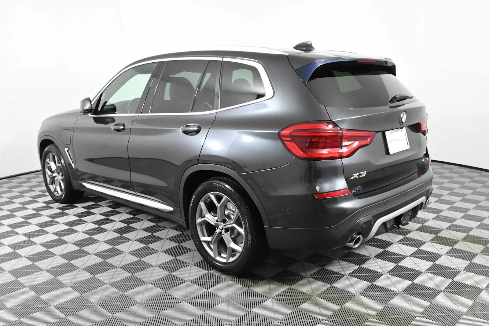 Used 2021 Dark Graphite Metallic BMW xDrive30e image 8