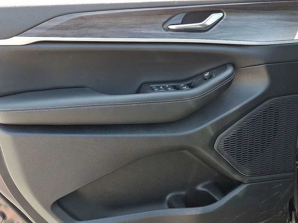 New 2026 Gray Jeep Altitude image 9