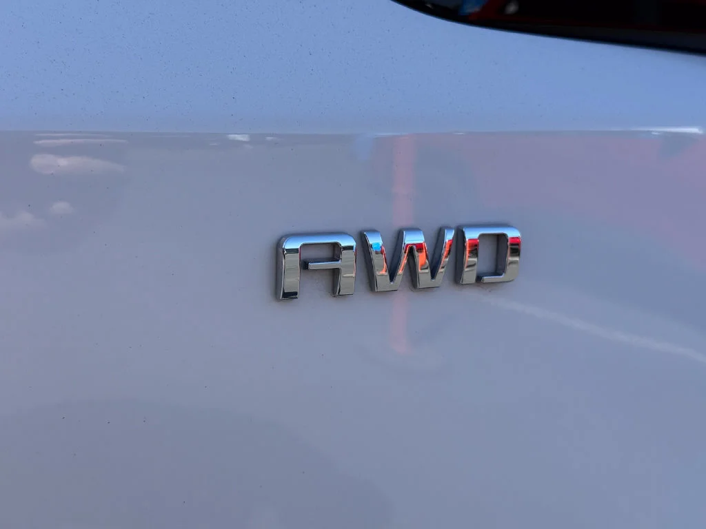 Used 2024 Summit White Chevrolet LT image 29