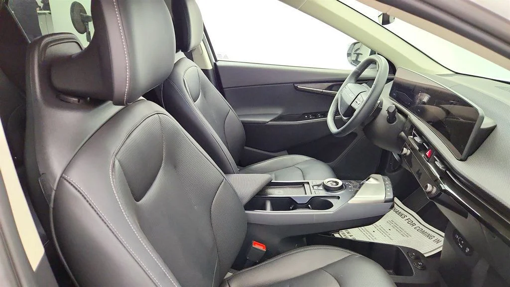 Used 2025 Glacier White Pearl Kia Wind AWD image 22