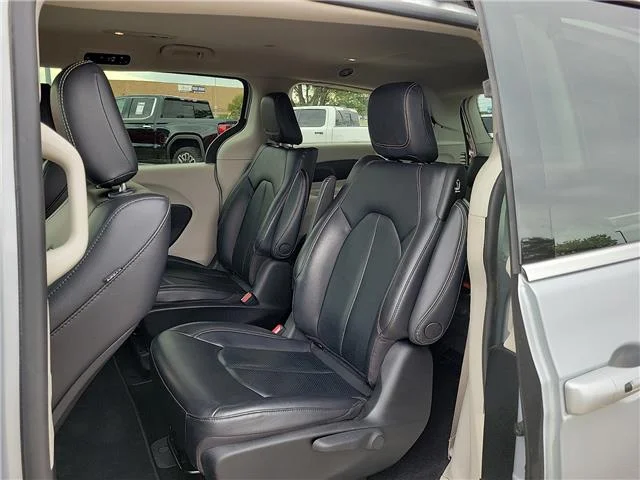 Used 2022  Chrysler Touring L Front-Wheel Drive Passenger image 9
