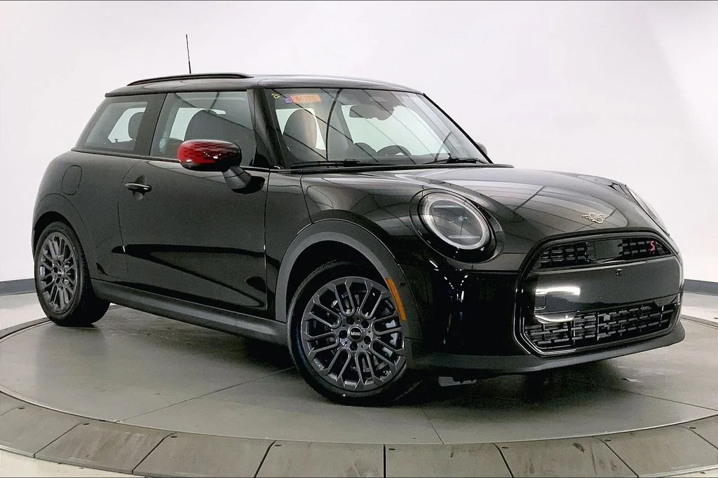 2025 MINI Hardtop Cooper S Signature's photo
