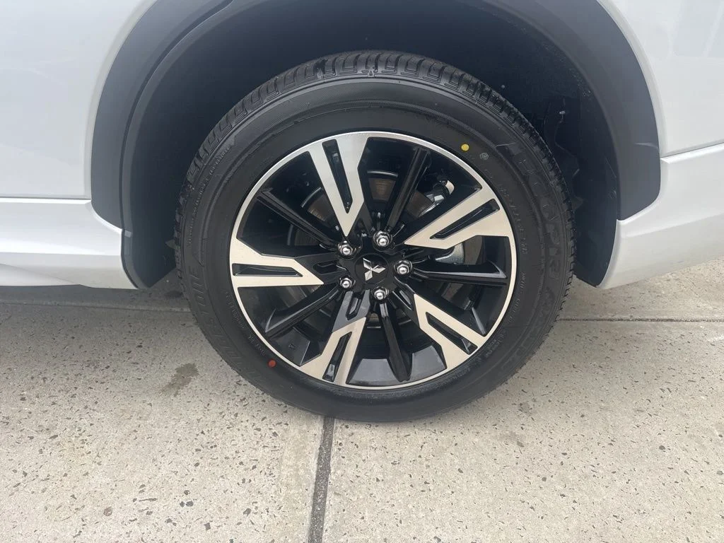 New 2026 White Mitsubishi SEL image 26