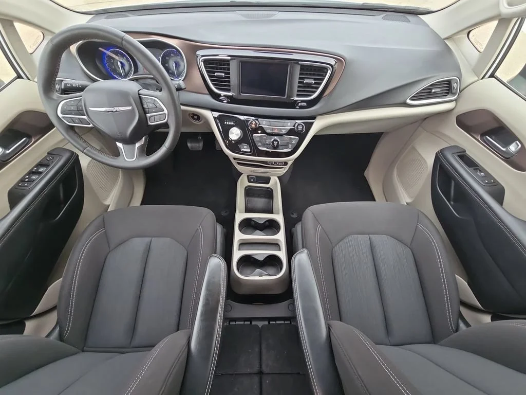 Used 2023 White Chrysler LX image 21
