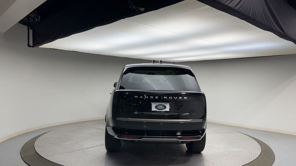 Used 2025  Land Rover SE image 7