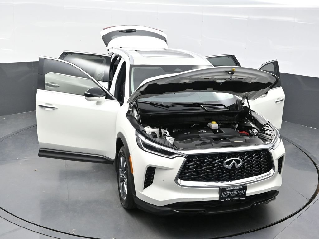 Used 2023 White INFINITI LUXE image 40