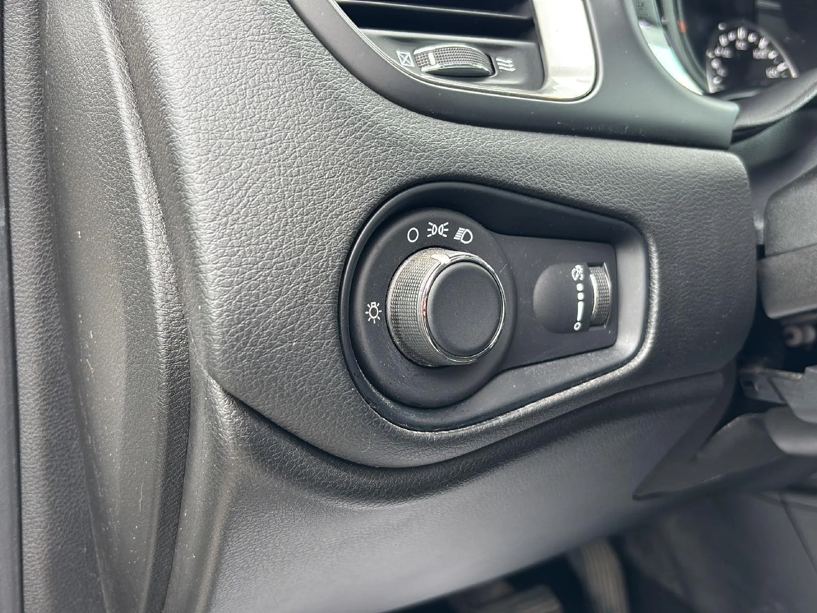 Used 2022 Alpine White Clearcoat Jeep Sport image 15