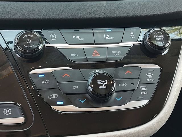 Used 2024 Silver Chrysler Touring L image 28