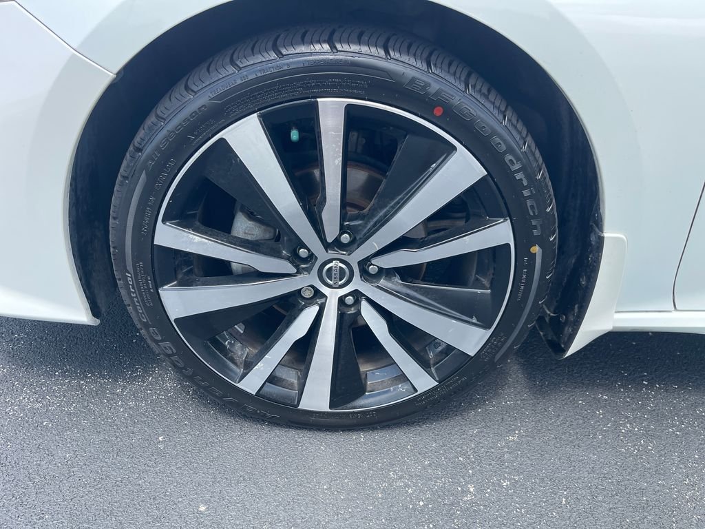 Used 2021 White Nissan 2.5 SR image 10