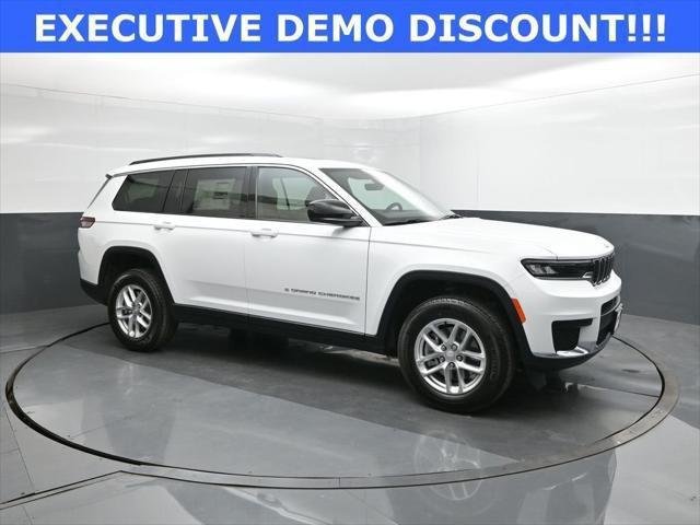 New 2026 Bright White Clear-Coat Exterior Paint Jeep Laredo X image 17