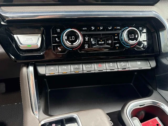 Used 2023 White GMC Denali image 23