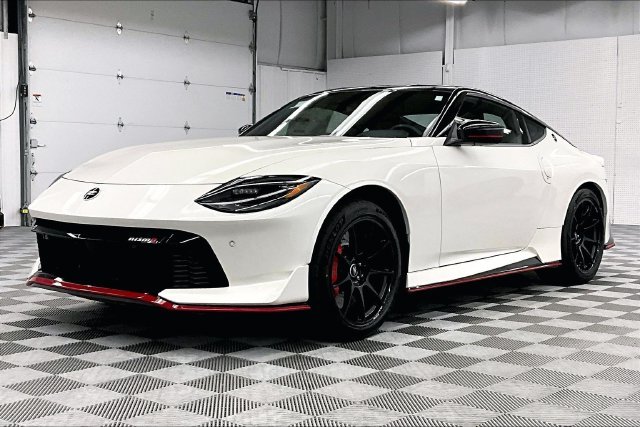 New 2027 Pearl White TriCoat/ Super Black Two Tone Nissan NISMO image 2