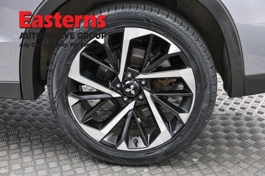 Used 2023 Silver Mitsubishi SE image 33