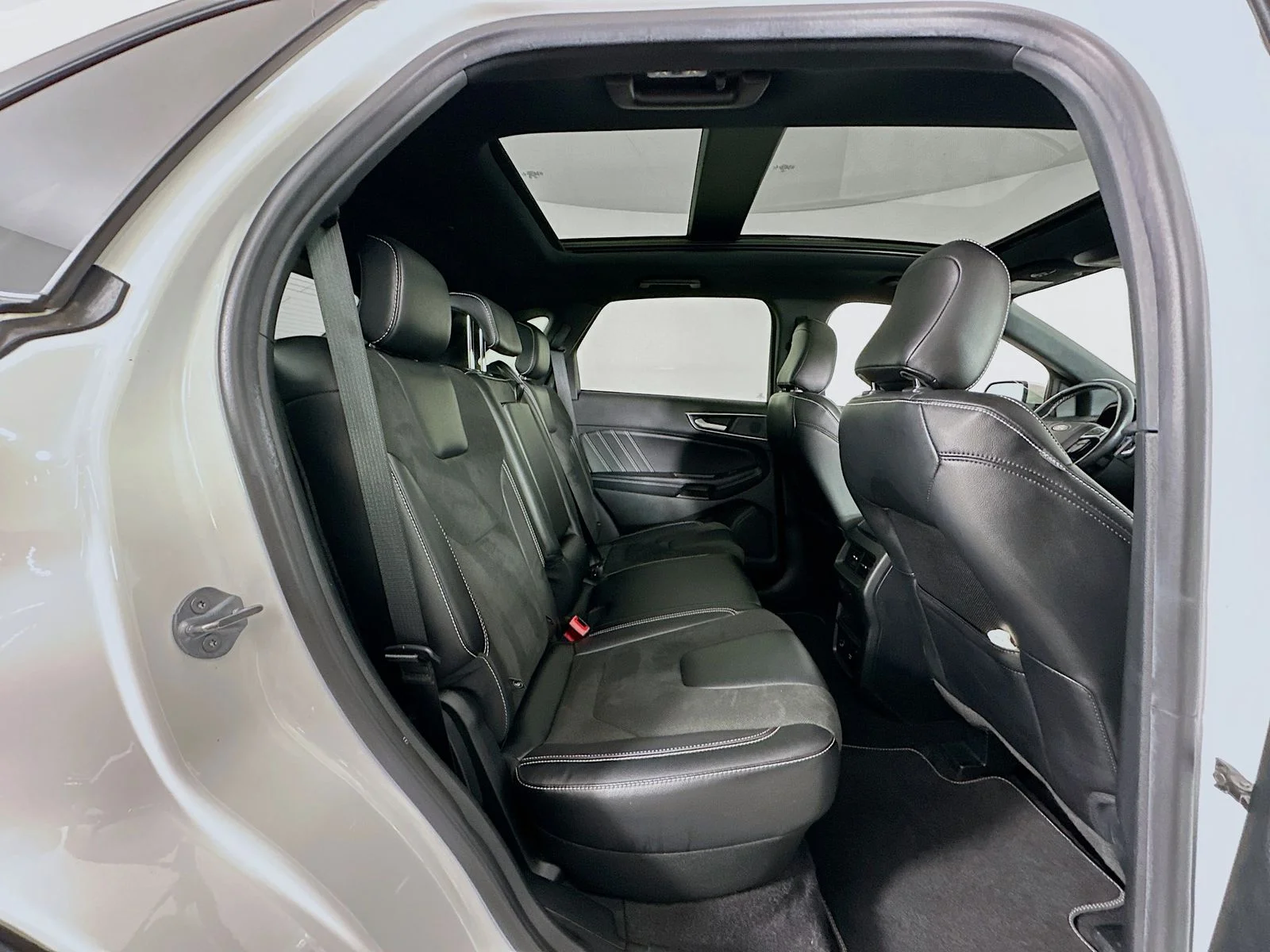 Used 2022 Star White Metallic Tri-Coat Ford ST image 29