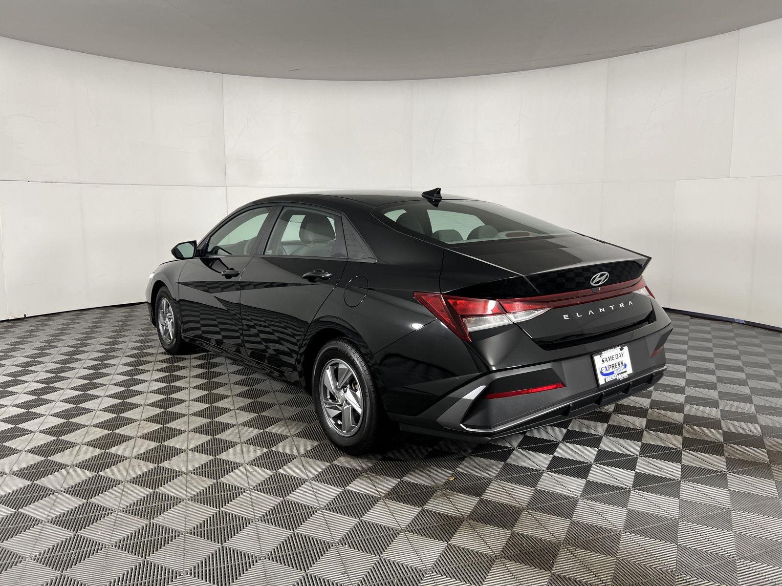 Used 2024 Abyss Black Hyundai SE image 2