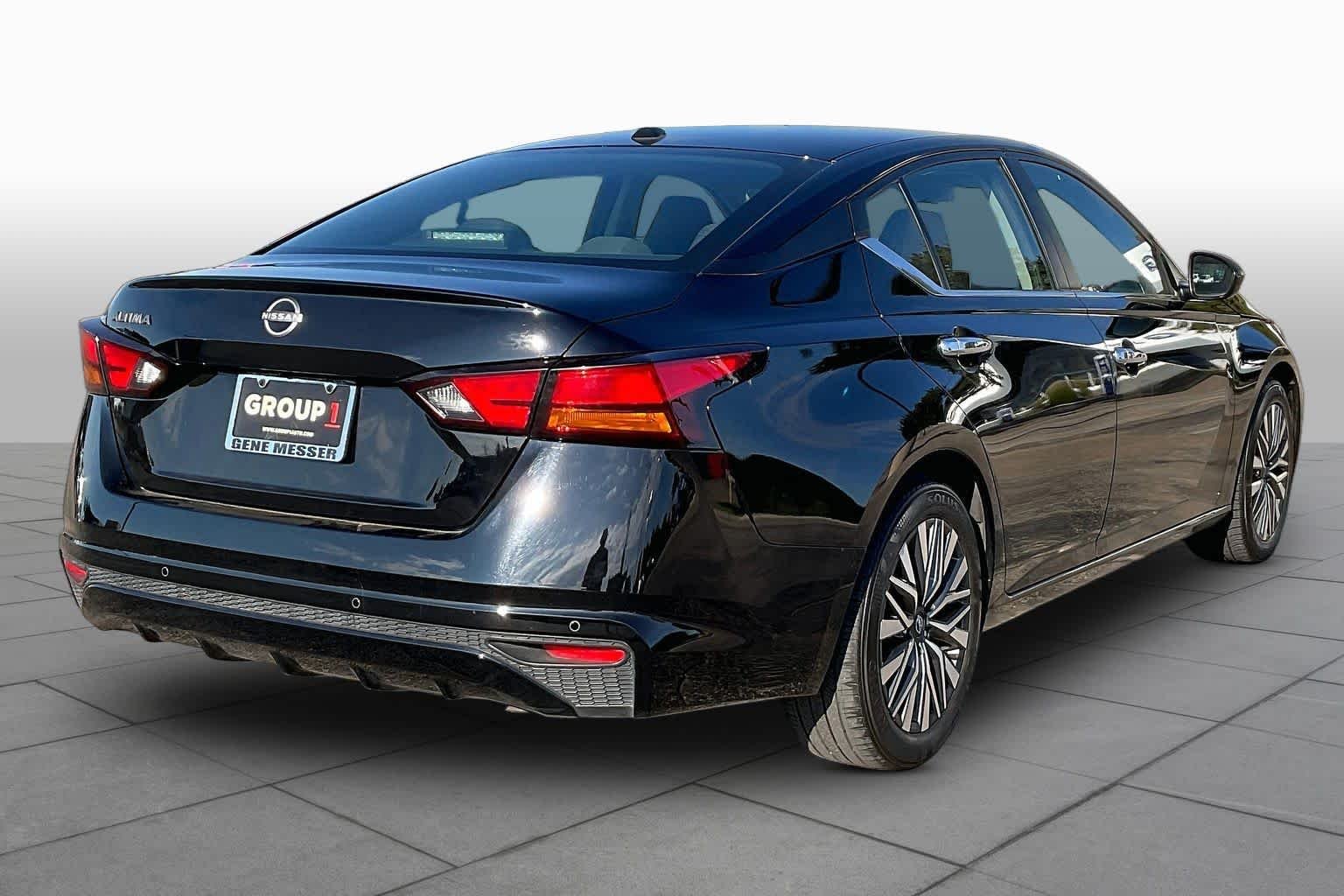 Used 2025 Super Black Nissan SV image 12