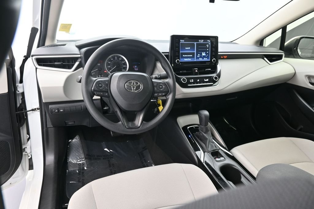 Used 2022 White Toyota LE image 17