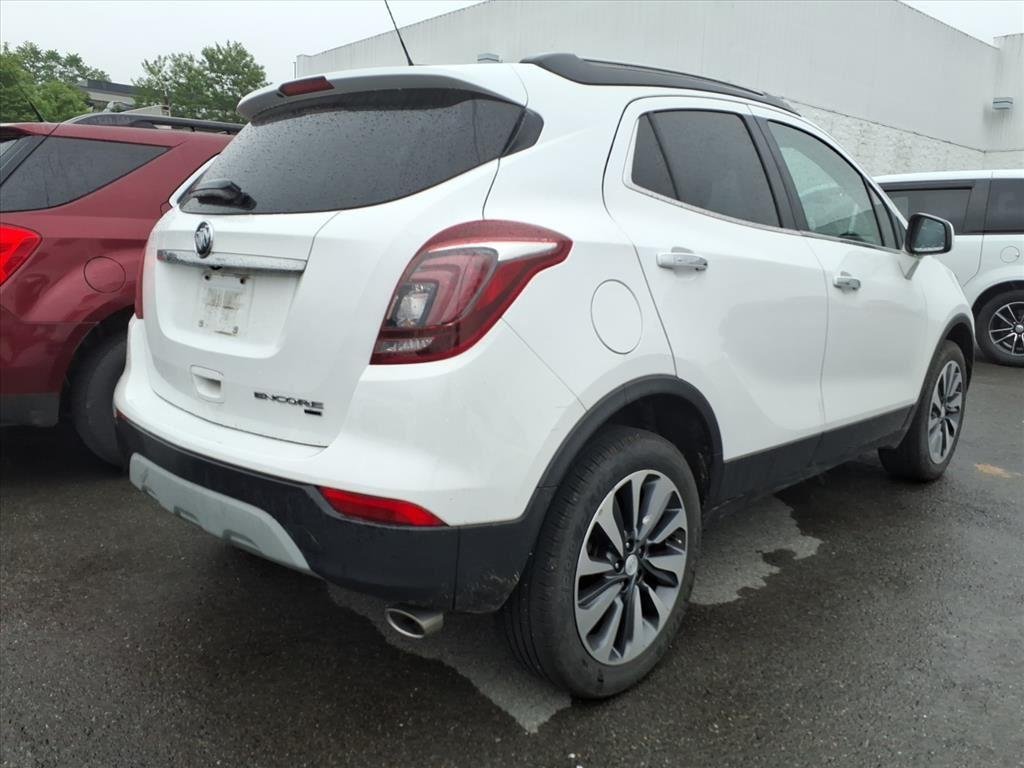 Used 2022 Summit White Buick Preferred image 4