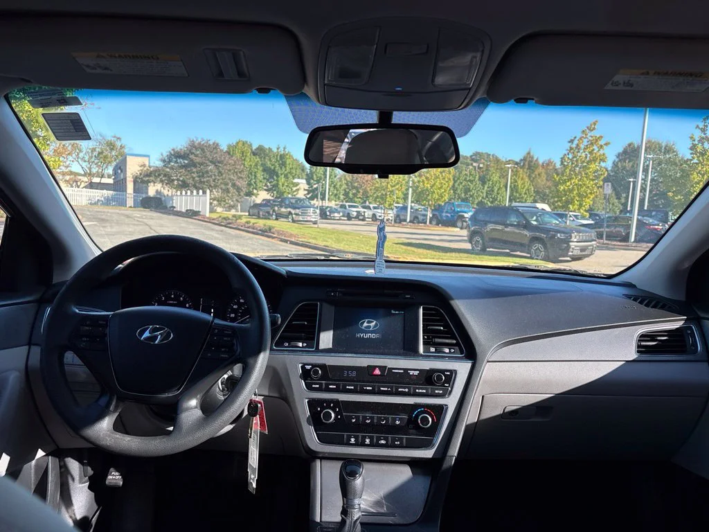 Used 2016 Red Hyundai SE image 8