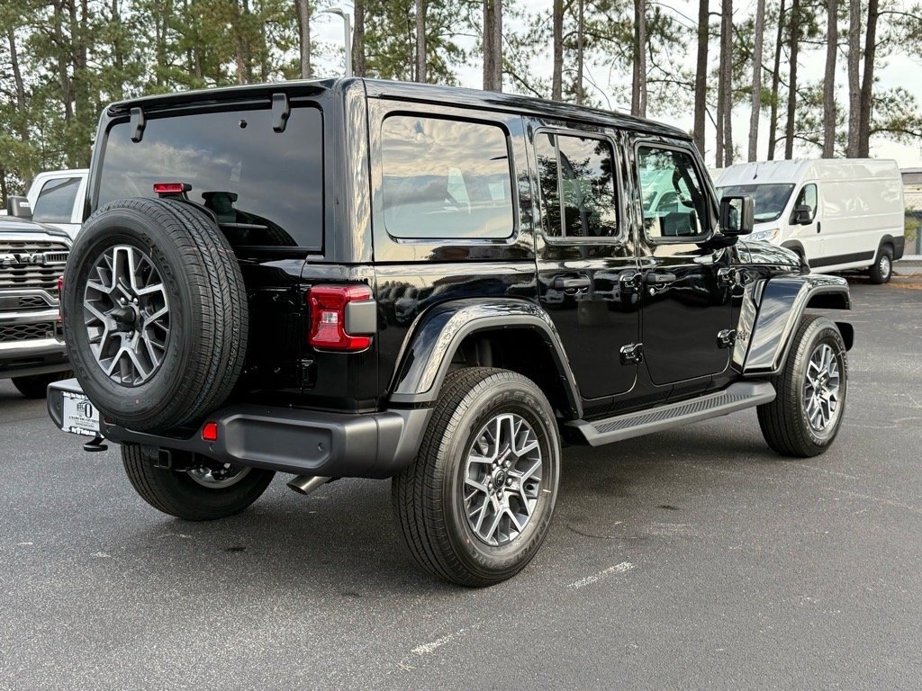 New 2026 Black Clear-Coat Exterior Paint Jeep 4-Door Sahara 4x4 image 3