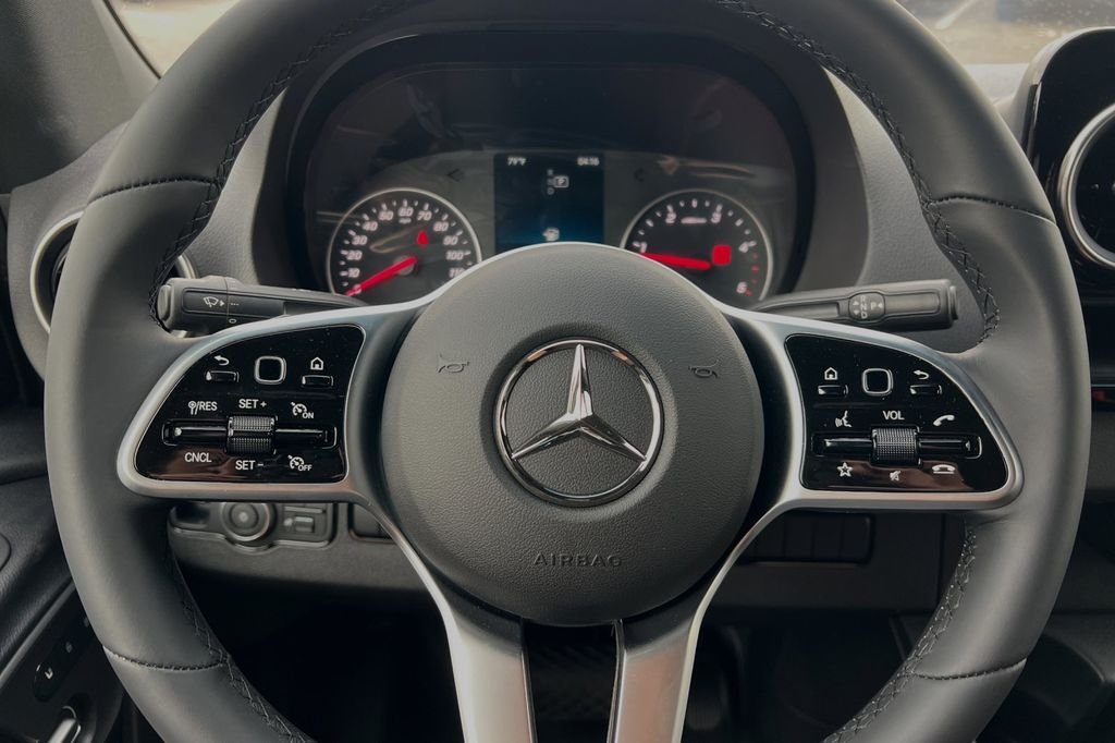 Used 2024  Mercedes-Benz Cargo 170 WB image 23