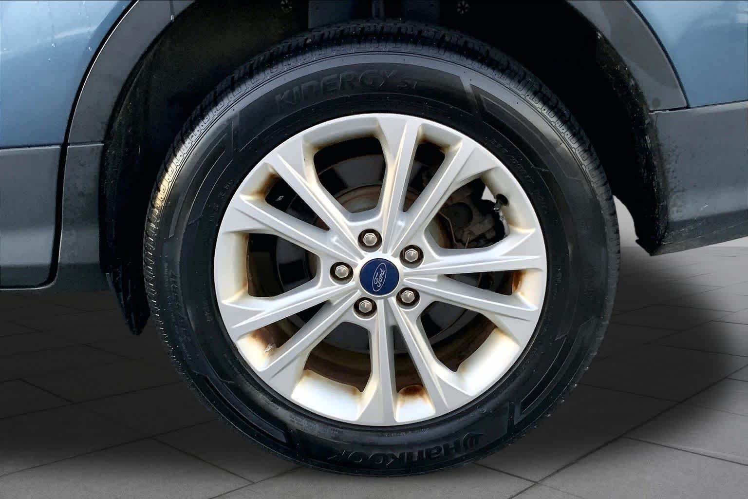 Used 2018 Blue Ford SE image 10