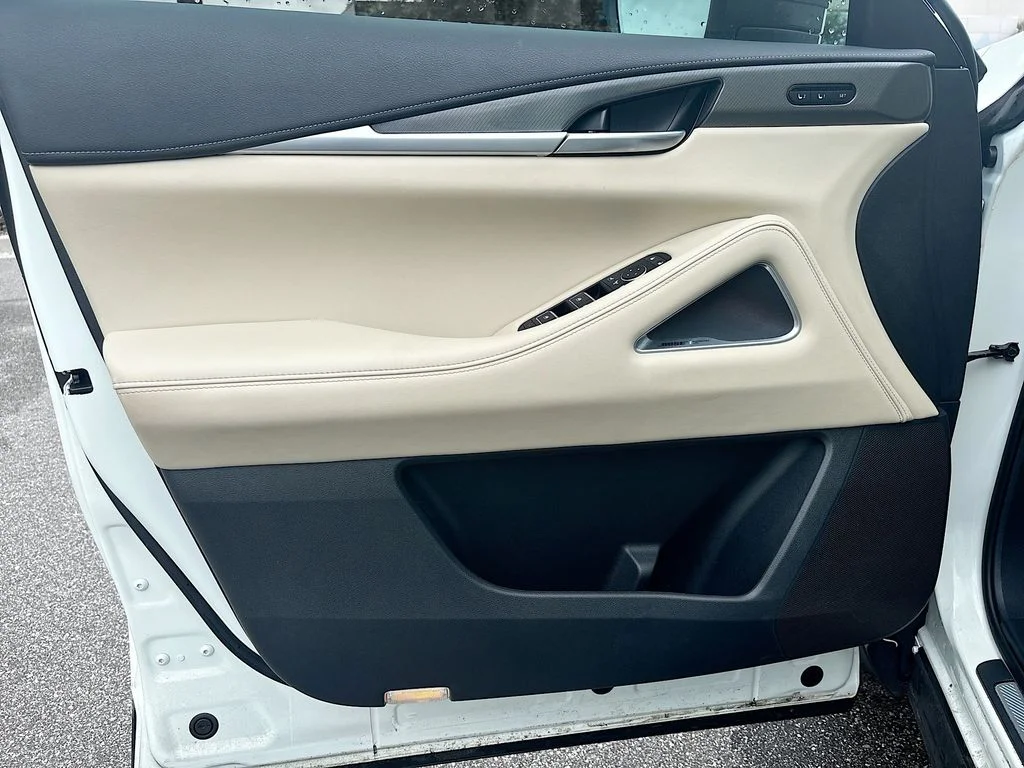 Used 2025 White INFINITI LUXE image 37