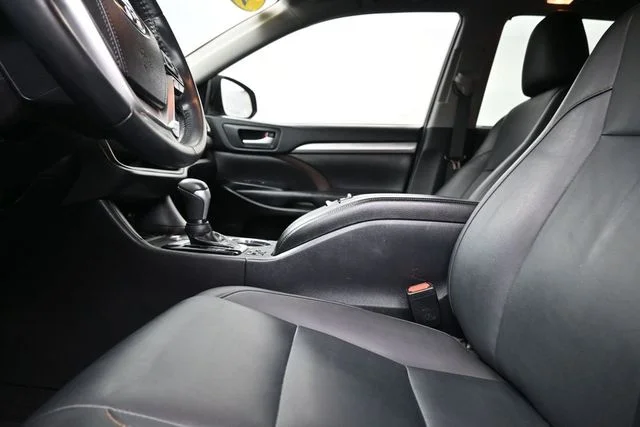 Used 2019 Blue Toyota XLE image 16