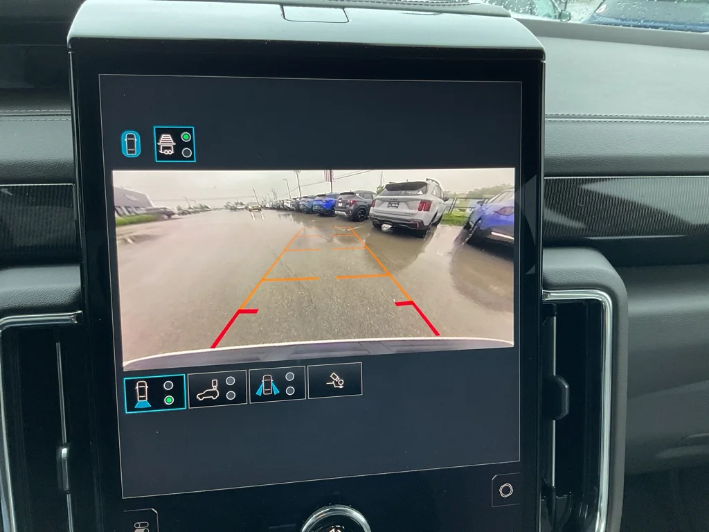 Used 2025 Summit White GMC Elevation image 25