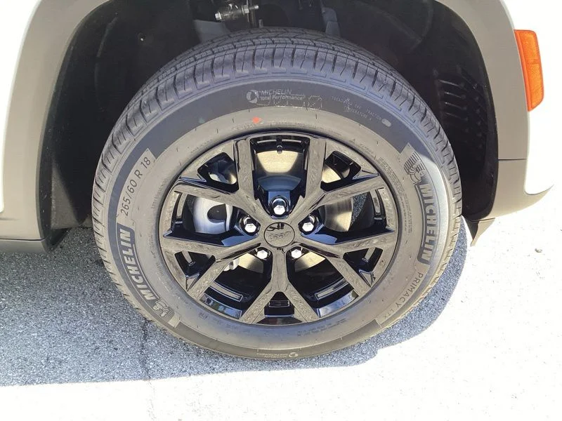 New 2026 Bright White Clear-Coat Exterior Paint Jeep Altitude image 9