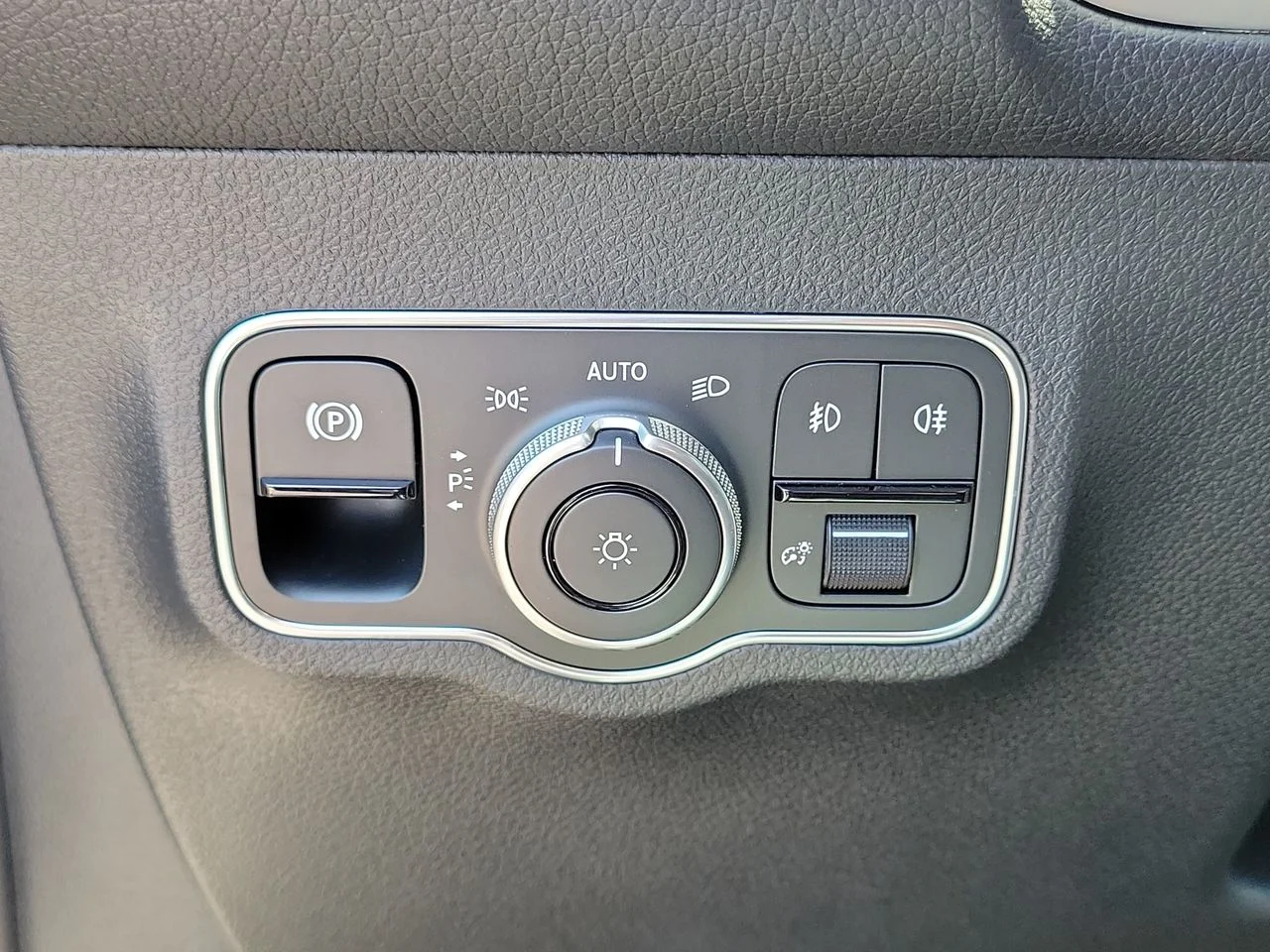 New 2026 Polar White Mercedes-Benz GLB 250 image 23