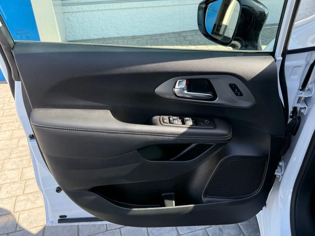 Used 2025 White Chrysler Select image 31