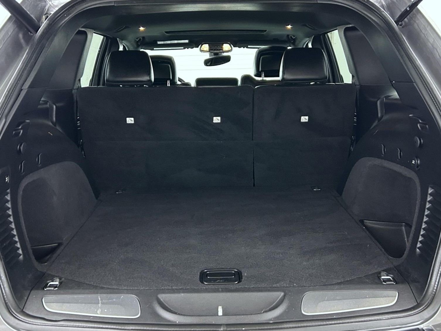 Used 2019 Silver Jeep Limited image 22