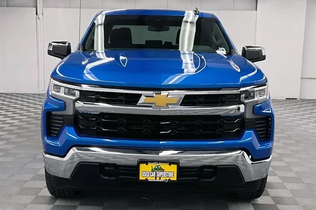 Used 2025 Riptide Blue Metallic Chevrolet LT image 4