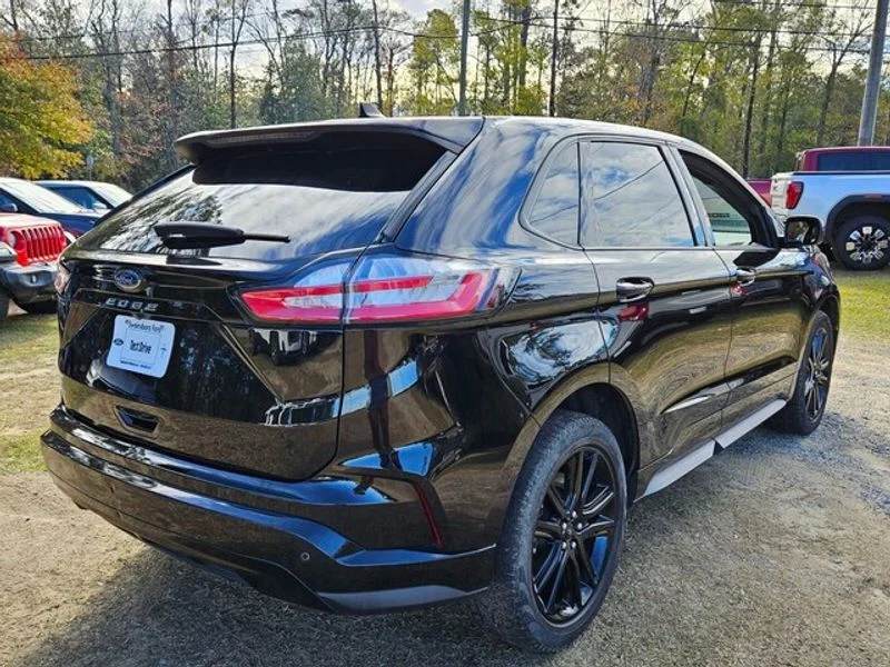 Used 2024 Agate Black Metallic Ford ST-Line image 12
