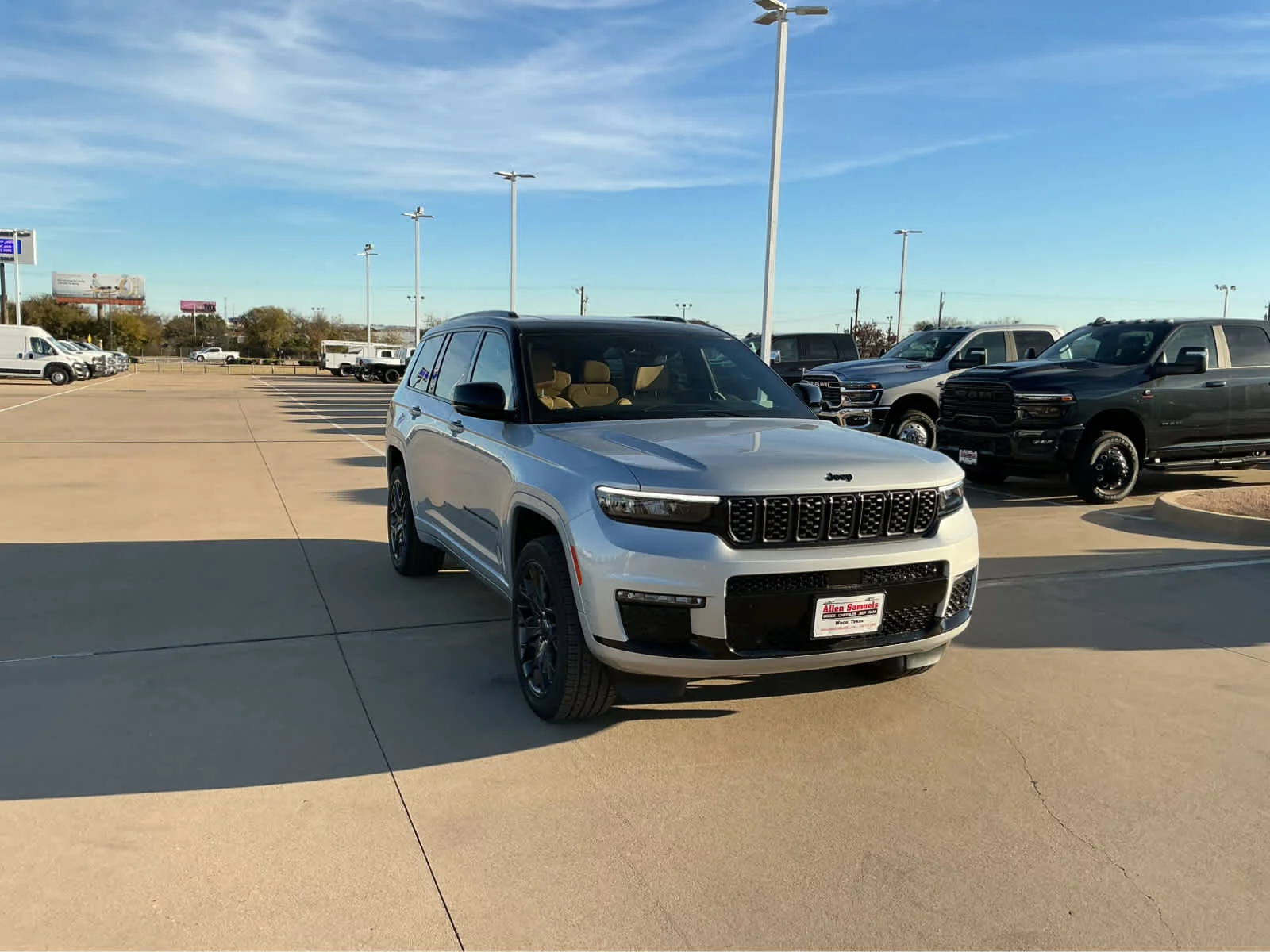 New 2025 Silver Zynith Exterior Paint Jeep Summit Reserve image 4