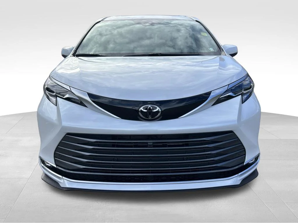 New 2026 Wind Chill Pearl Toyota Platinum image 8