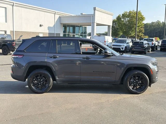 Used 2024 Gray Jeep Altitude image 13