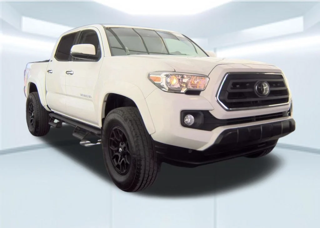 Used 2022 White Toyota SR5 image 5