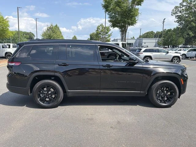 New 2026 Diamond Black Crystal Pearl-Coat Exterior Paint Jeep Laredo Altitude image 13