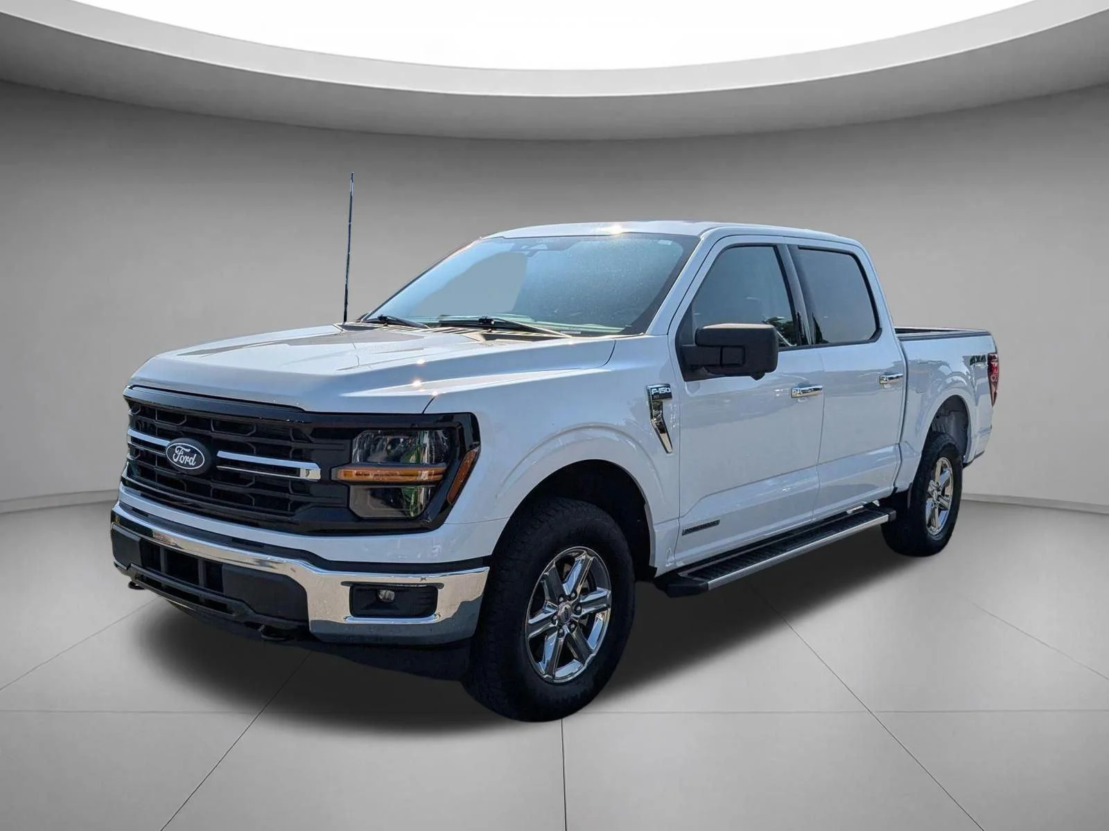 Used 2024 Oxford White Ford XLT image 1