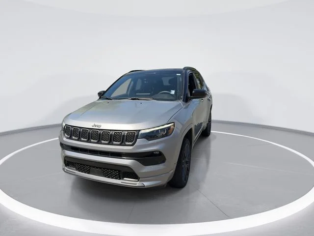 Used 2023 Silver Jeep High Altitude image 3