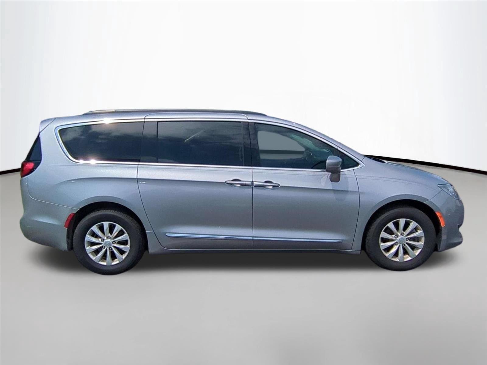 Used 2017 Billet Silver Metallic Clearcoat Chrysler Touring-L image 4