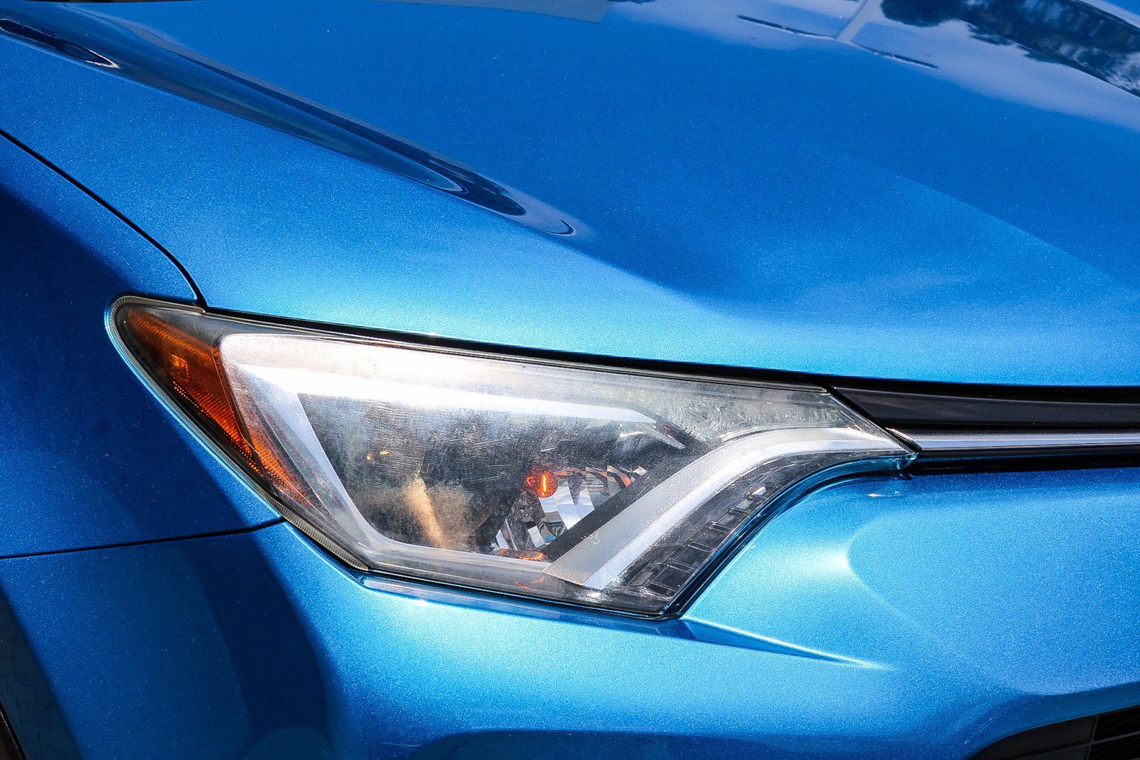 Used 2018 Electric Storm Blue Toyota XLE image 4