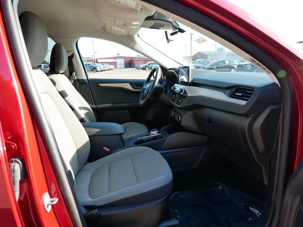 Used 2022 Red Ford SE image 8