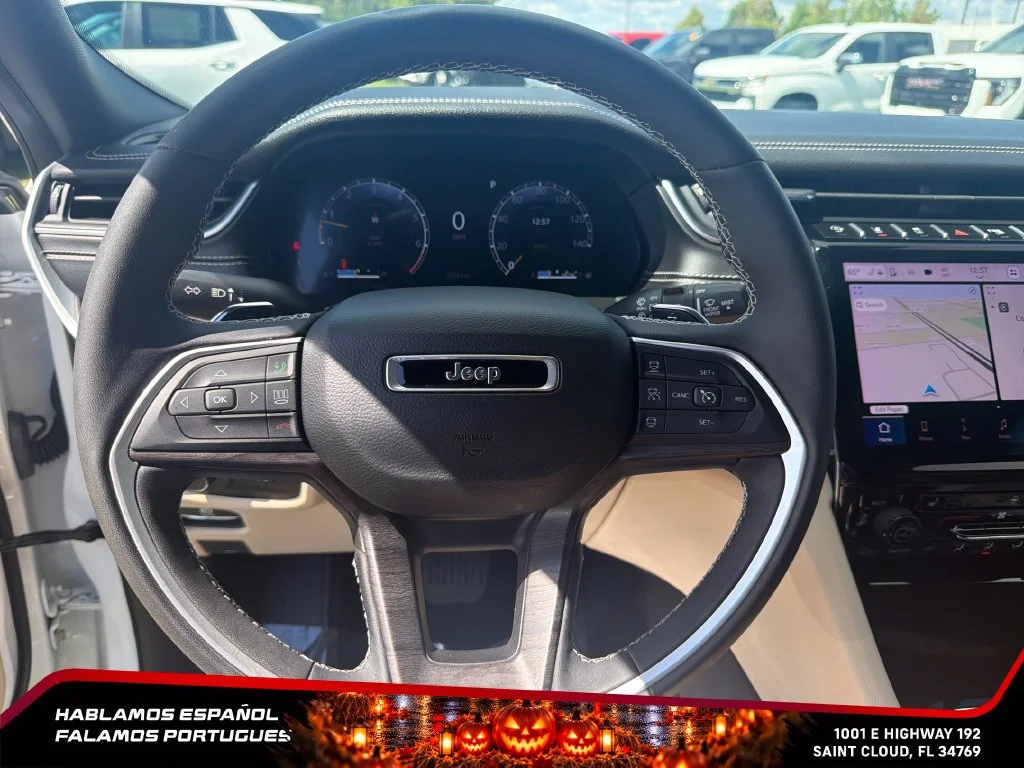 Used 2025 White Jeep Limited 4x4 image 17