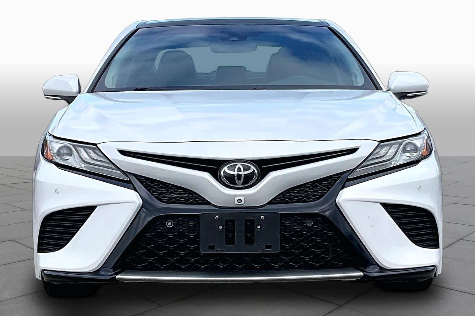 Used 2018 Wind Chill Pearl Toyota XSE V6 image 4