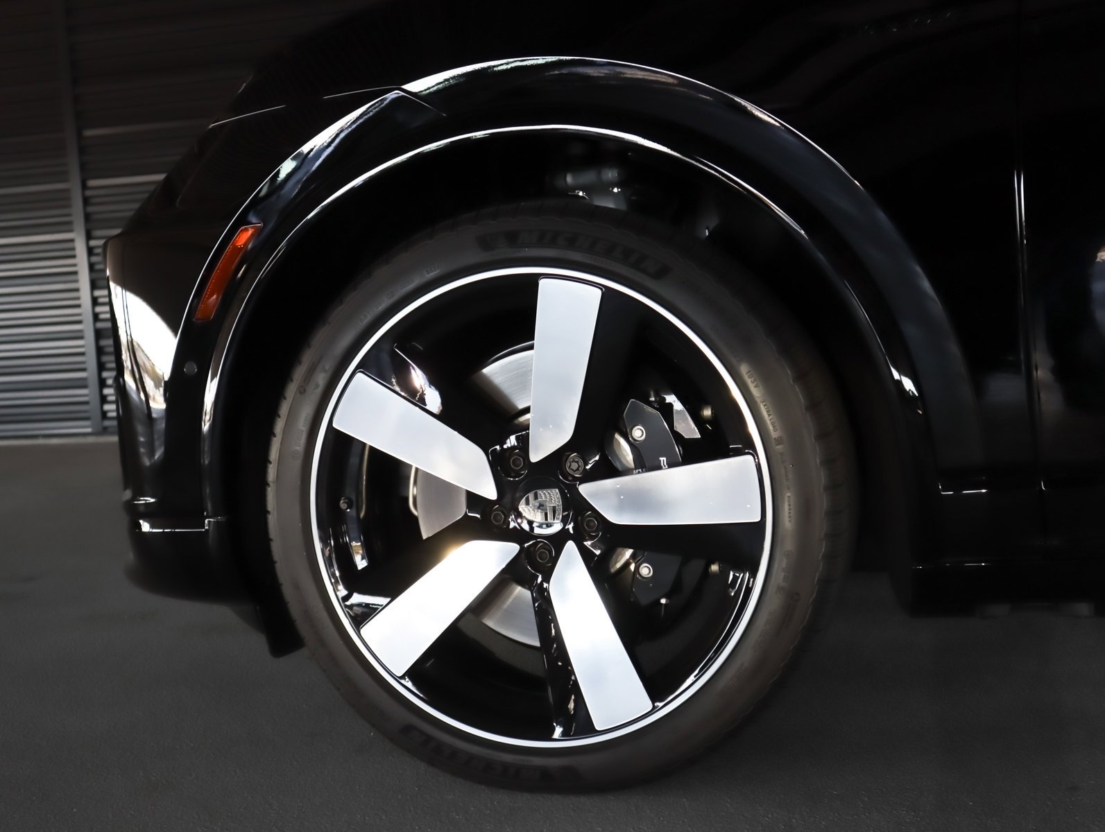 2025 Porsche Macan Turbo Electric - Photo 14