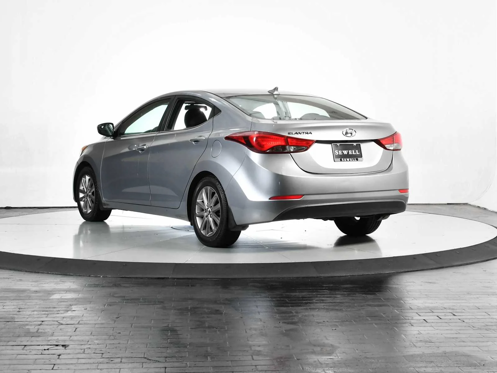 Used 2015 Shale Gray Metallic Hyundai SE image 4